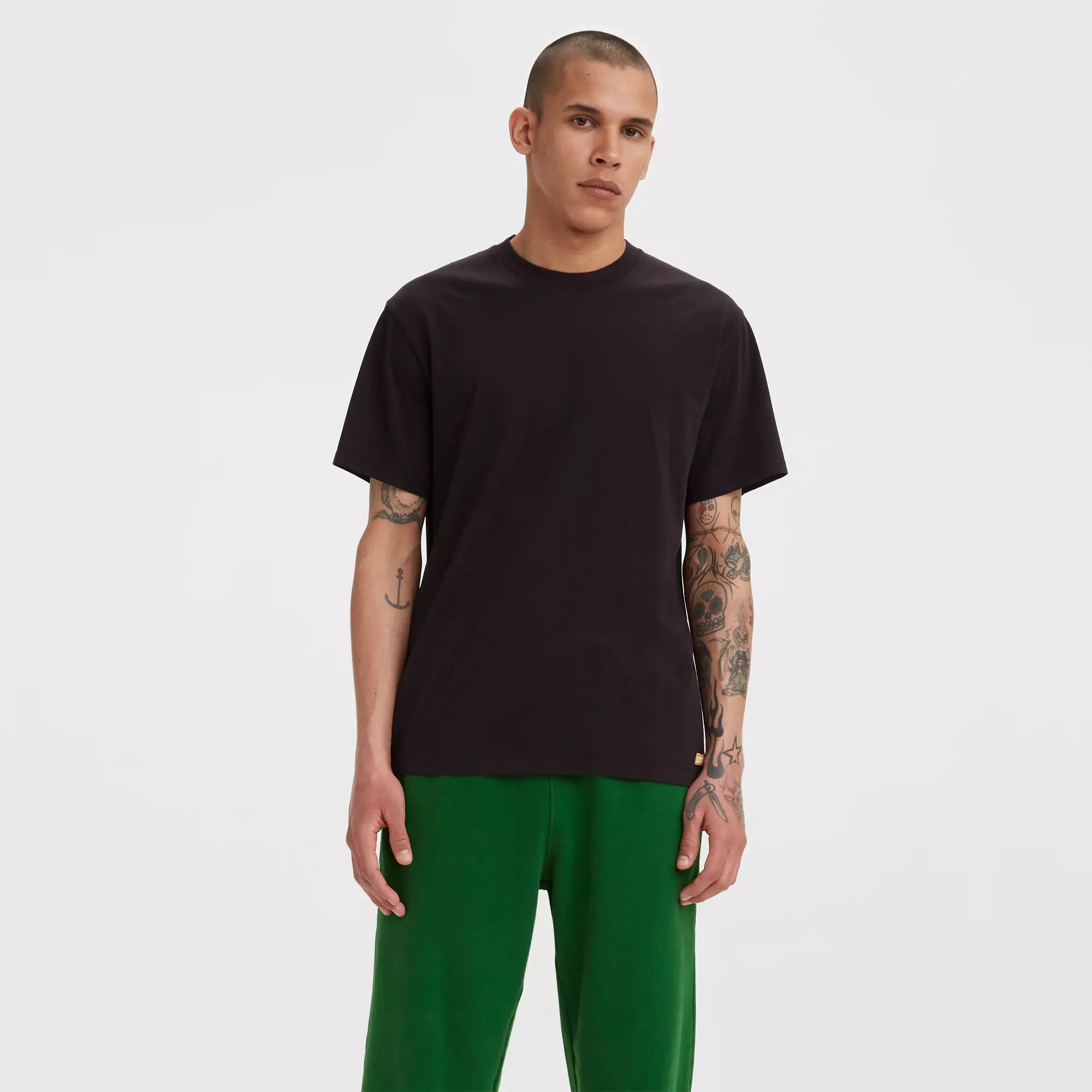 'Levis Gold Tab Tee' in 'Black Agate' colour