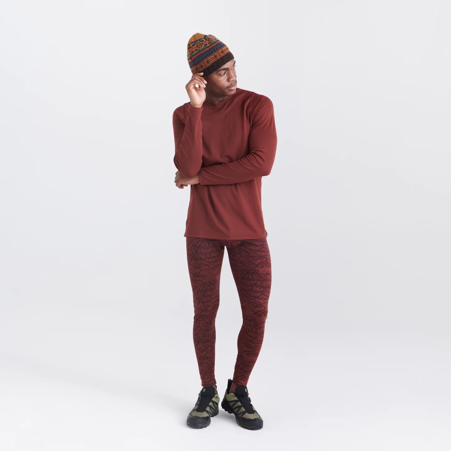 'SAXX Roast Master Mid-Weight L/S Crewneck' in 'Dark Brick' colour