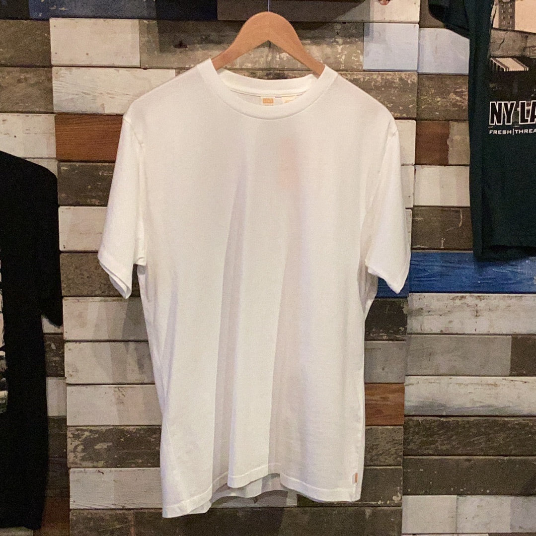 'Levis Gold Tab Tee' in 'White' colour