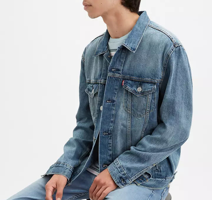 'Levis Trucker Jacket - Killerbrew' in 'Light Wash' colour